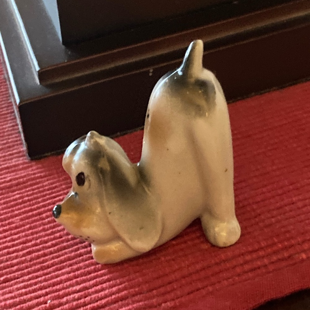 Cute hound dog 🐕 porcelain vintage collectible 🌹🥰